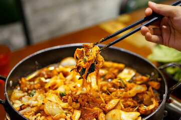 닭갈비를 먹기 위해 젓가락으로 올린 모습