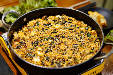 철판 볶음밥이 식탁 위에 놓여 있는 모습