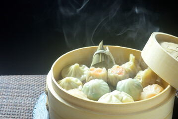 湯気の立ち昇る蒸籠に飲茶