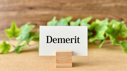 Demeritの文字入りカードとツタ_茶色板背景