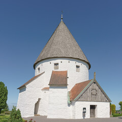 Weiße Rundkirche St. Ols in Olsker auf der Insel Bornholm