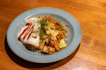 目玉焼きを乗せた焼きそば