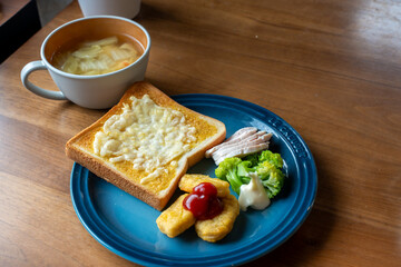 チーズトーストとナゲット