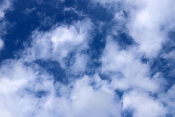 Obraz premium white clouds are floating across the sky