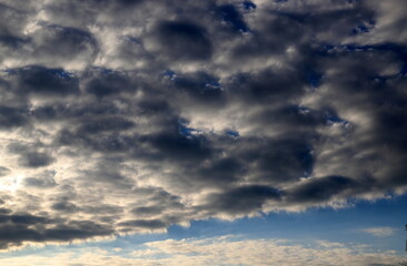 Obraz premium white clouds are floating across the sky