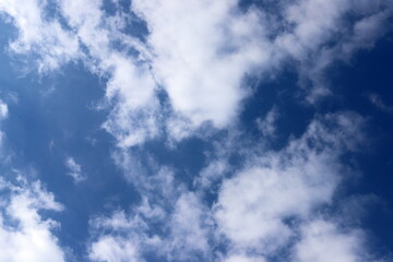 Obraz premium white clouds are floating across the sky