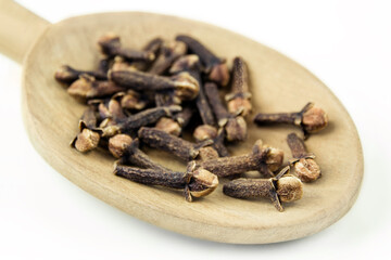Gewürznelken und Kochlöffel aus Holz   Cloves