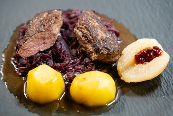 Gebratener Rehrücken mit Kräuter und Gewürzen