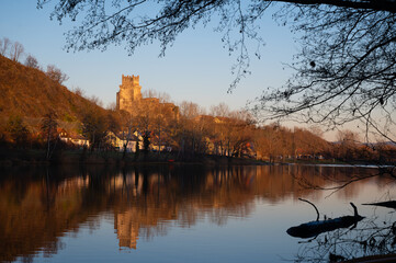 Wachauruine Weitenegg im roten Abendlicht