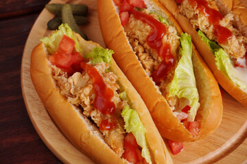 FrFried Chicken Sandwich  with sliced ​​tomatoes and sauce Fast food