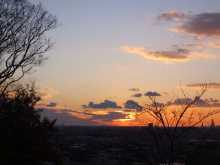 高台から大阪平野を見てみれば美しい、夕焼け小焼けに出会えた。（日本）