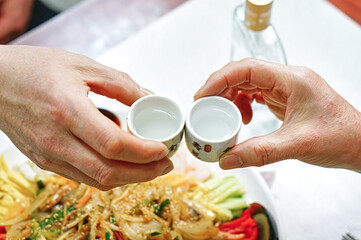 술자리에서 건배하는 모습