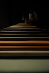 Leather texture: Elegant folds and shading A representation of high quality leather with visible wrinkles and shading that highlight the softness and structure of the material.