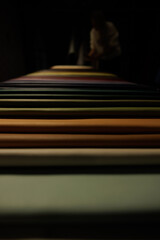 Leather texture: Elegant folds and shading A representation of high quality leather with visible wrinkles and shading that highlight the softness and structure of the material.