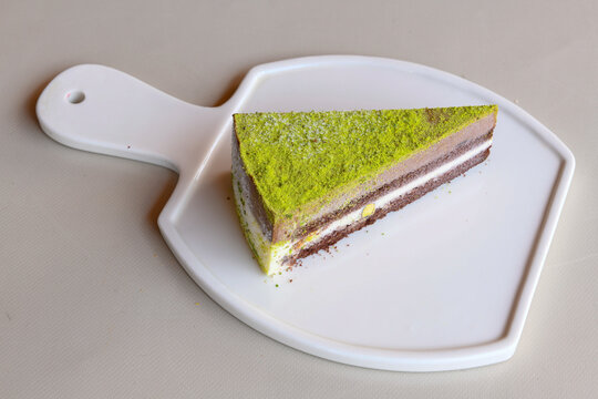 San sebastian ( Bask ) cheesecake slice isolated close up. Fistik ruyası.  Limonlu , lotus, antep fistikli, Frambuaz cheesecake . Pistachio cheesecake