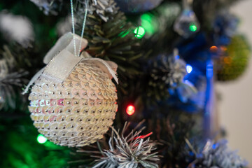 kolorowa ozdoba choinkowa z cekinów w kształcie bańki na choince bożonarodzeniowej © siwyk
