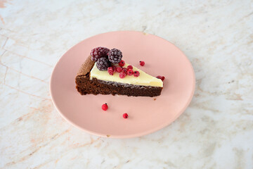 Close-up of homemade mug cakes with protein topping. Tek kisilik, adet yas pasta. Red velvet, Profiterol, meyveli, krokanli, frambuazli,  cikolatali yas pasta. Dogum gunu pastasi. Cilekli, frambuazli.