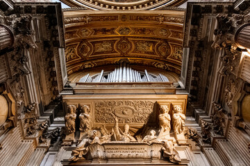 Organo maggiore e tomba di Innocenzo X nella Chiesa di Sant'Agnese in Agone. Roma, Italia