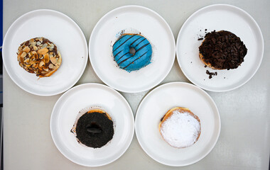 Donuts photoshoot. Food photography and editing. Cilekli, muzlu, Cikolatali donut.