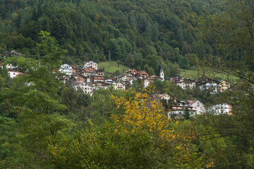 Panorama dell&rsquo;affascinante borgo di Fornesighe in Val di Zoldo, nelle Dolomiti bellunesi 