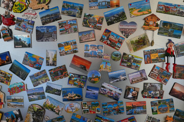 Pinnwand mit vielen Kühlschrankmagneten die gerne als Souvenir gesammelt werden 