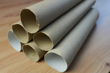 viele Papprollen von den leeren Küchentücher Rollen zum Basteln 