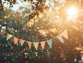 Bunte Wimpel: Festliche Atmosphäre unter strahlendem Sonnenlicht   © Cedric