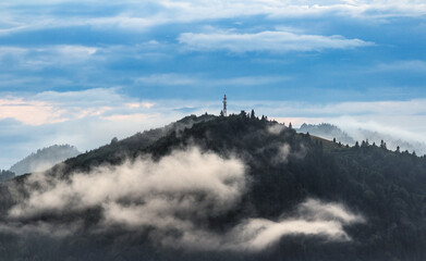 Jarmuta Spowita obłokami - Pieniny  © Wojciech Lisiński
