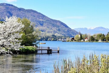 Obraz premium Scenic view of Berger See in spring with Bergerseehutte in background