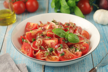 A bowl with Romanian tomato salad de Rosii