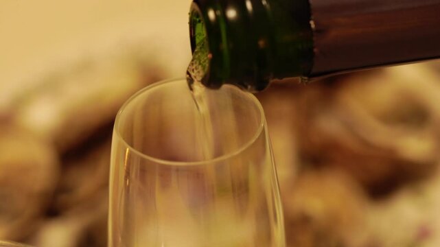 plan vid&eacute;o au ralenti avec une coupe de champagne qui se rempli d'une pr&eacute;cieuse boisson p&eacute;tillante avec de la mousse !