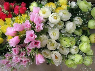 カラフルな造花の花束