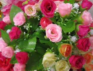 カラフルな造花の花束