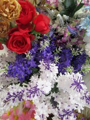 カラフルな造花の花束