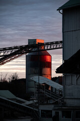 Fabrik im Abendlicht. Sonnenuntergang. Industriegeb&auml;ude