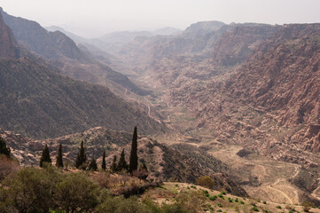 Obraz premium A mountain range with a valley in between