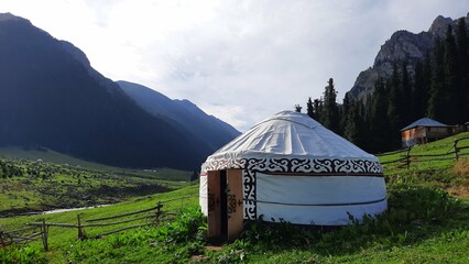 Yurta en el valle de Altyn-Arashan en Kirguistán durante el trekking por el Lago Ala Kul