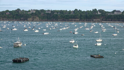 bateaux de plaisances amarrés en bord de mer