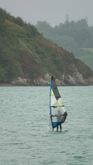 Wind surfeur sur un lac