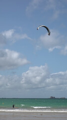 Kitesurfeur en  ord de mer