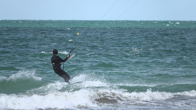 Kitesurfeur en  ord de mer