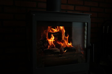 Kominek, palące się drewno, ciepło od kominka, brykiet w kominku, dom z kominkiem
