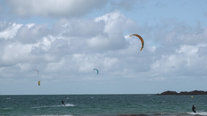 Kitesurfeurs en bord de mer