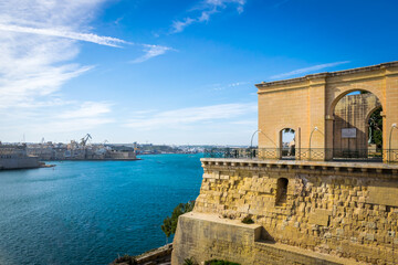 Naklejka premium Panoramic view of Lower Barrakka gardens and Grand harbour in Valetta Malta on a sunny winter day