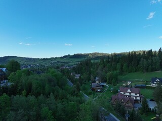 Wiosenny krajobraz g&oacute;rski, G&oacute;ry na tle błękitnego nieba, 