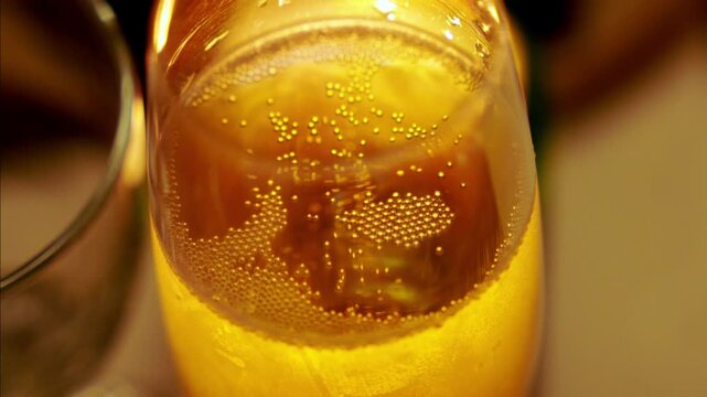 coupe de champagne avec les bulles qui remontent &agrave; la surface, &eacute;clair&eacute; par une bougie en arri&egrave;re plan