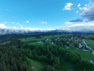 Wiosenny krajobraz g&oacute;rski, G&oacute;ry na tle błękitnego nieba, 