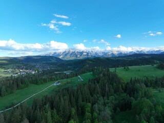Wiosenny krajobraz g&oacute;rski, G&oacute;ry na tle błękitnego nieba, 