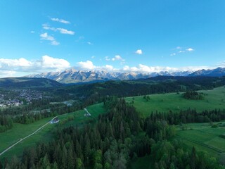 Wiosenny krajobraz g&oacute;rski, G&oacute;ry na tle błękitnego nieba, 