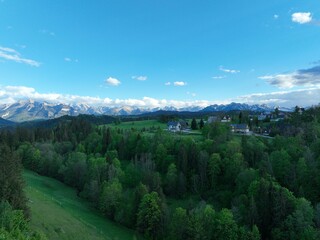 Wiosenny krajobraz g&oacute;rski, G&oacute;ry na tle błękitnego nieba, 